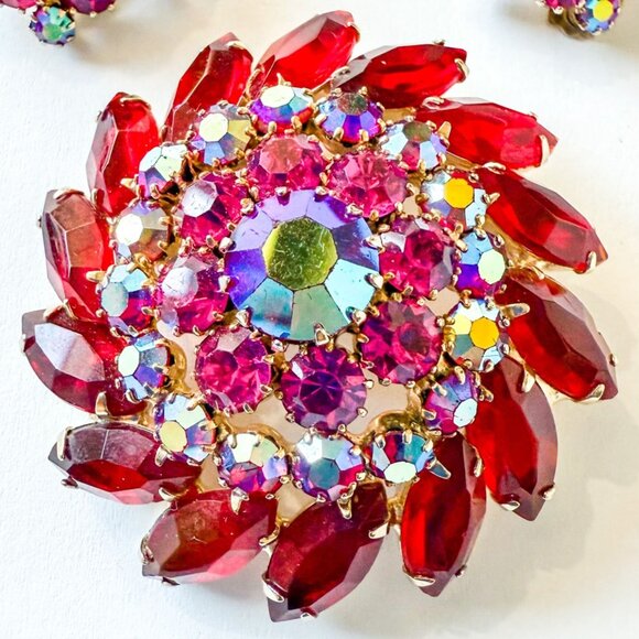 Weiss Red Aurora Borealis Pink Rhinestone Brooch & Clip-On Earrings - Picture 2 of 9